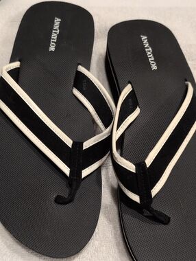 Ann Taylor Black and White Two-Tone Thong Sandals